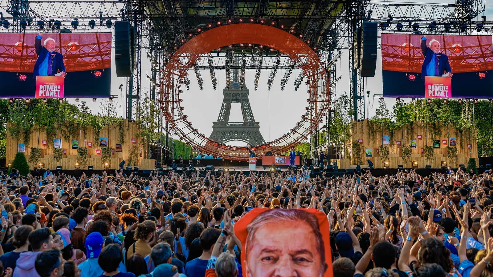 Multidão ergue cartaz com foto de Lula durante ato de apoio ao presidente