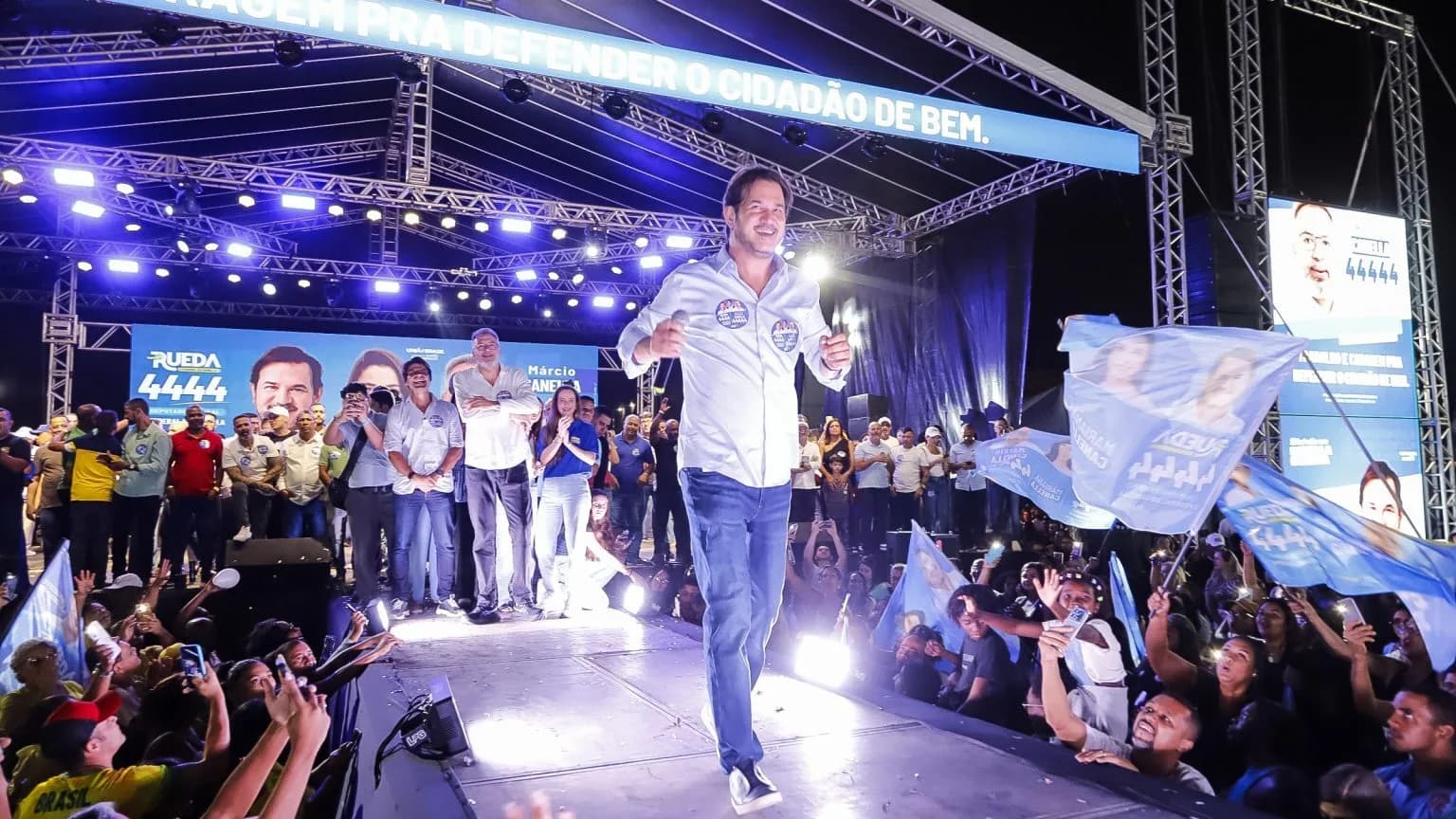 Antonio Rueda caminha em palco durante lançamento de candidatura em Belford Roxo