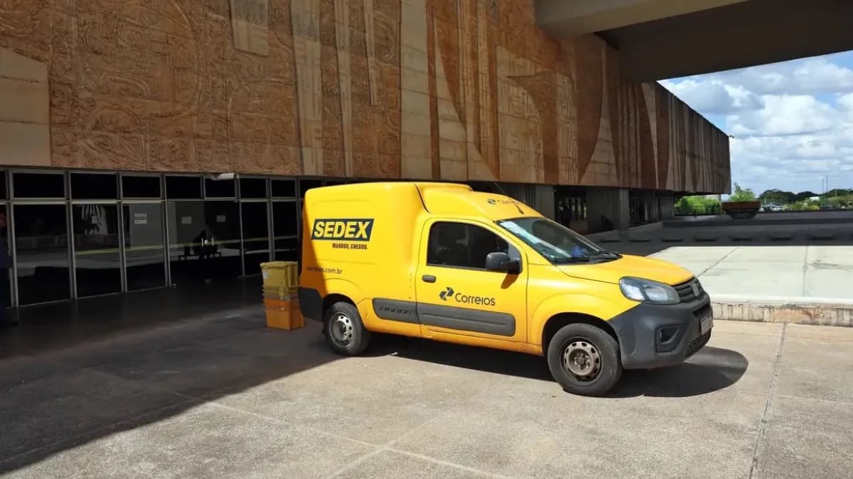 Van amarela dos Correios com identificação Sedex estacionada em frente a prédio público em Brasília