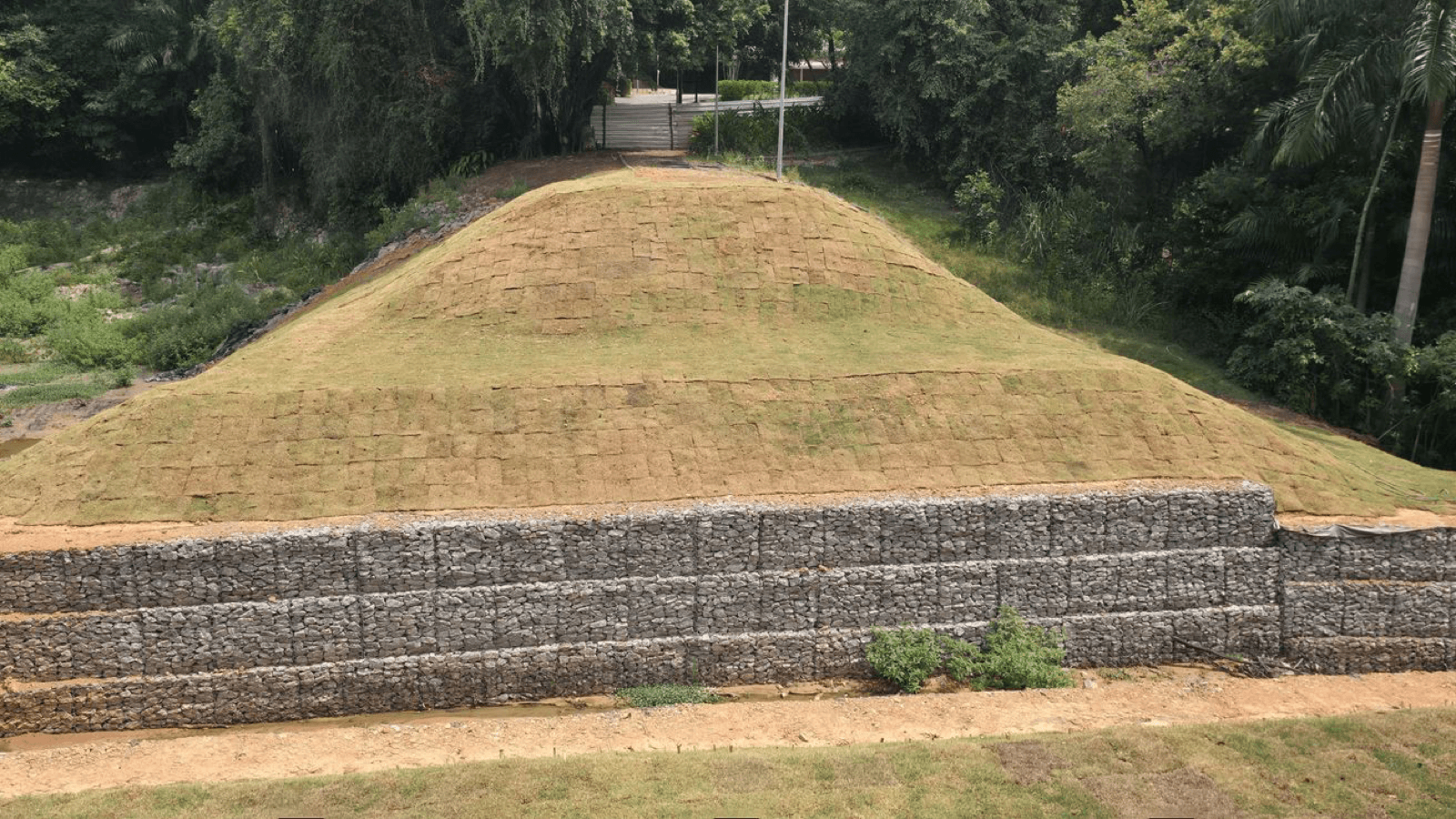 Estrutura de contenção emergencial tipo gabião erguida no local da barragem rompida do Parque Lagoa do Nado, em Belo Horizonte