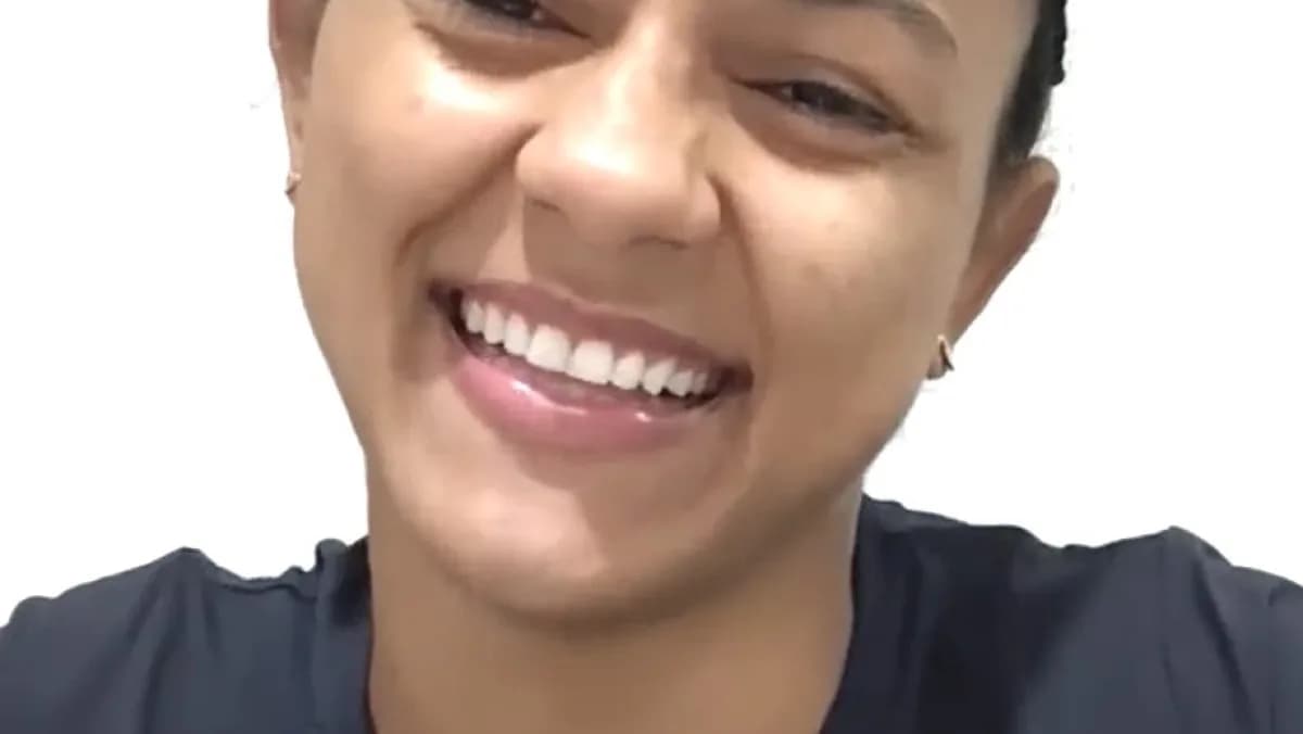 Natália Silva sorri em entrevista antes do UFC 332