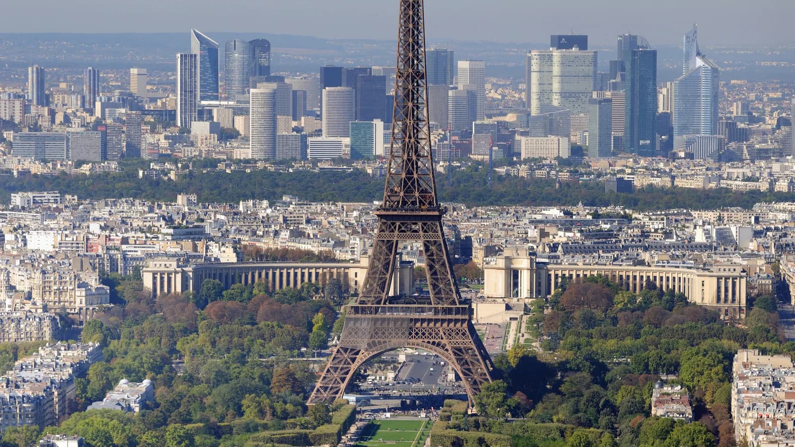 Vista aérea de Paris, com a Torre Eiffel e o distrito financeiro de La Défense ao fundo
