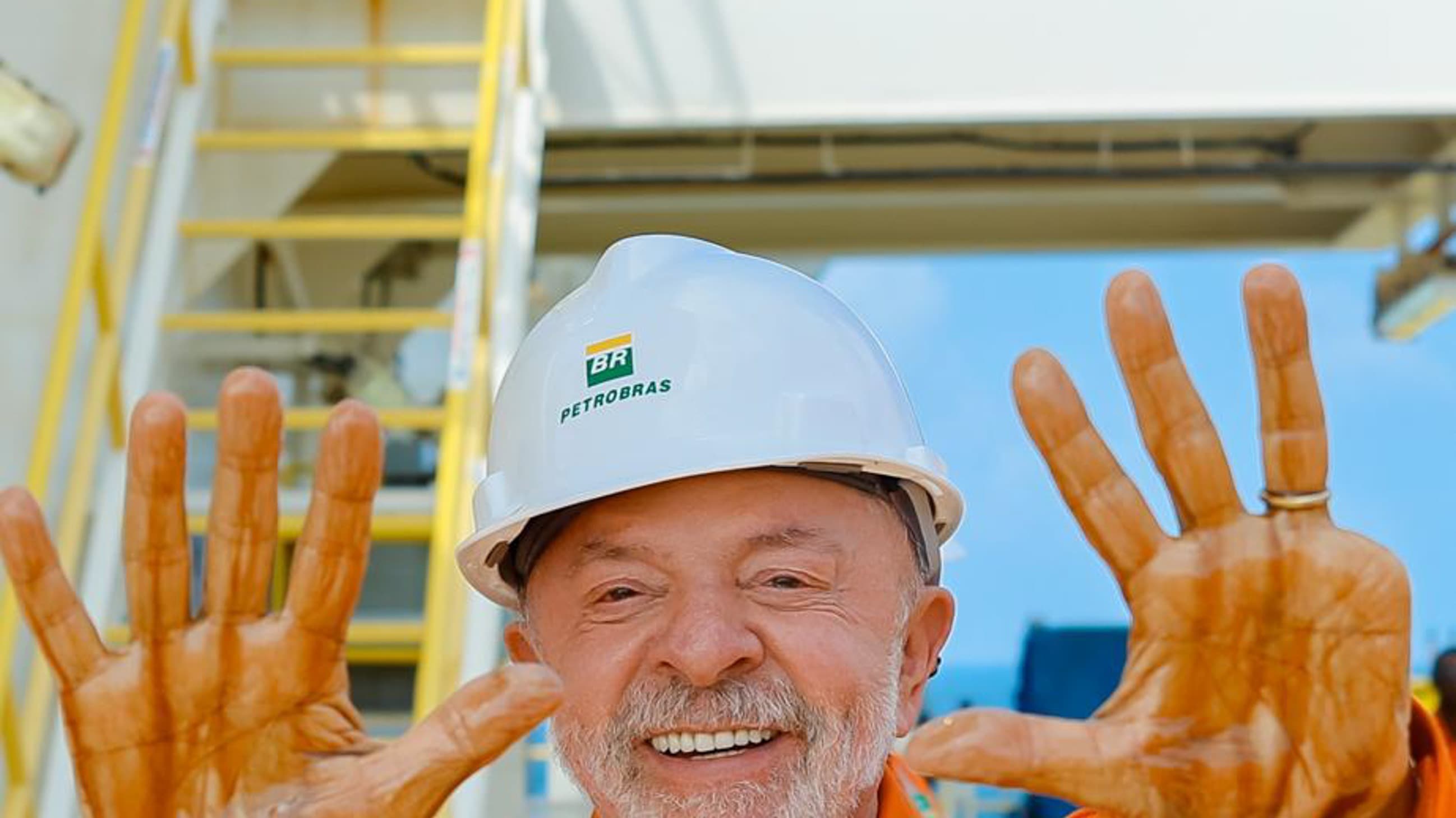 Lula com capacete e macacão da Petrobras durante visita ao navio-sonda na Foz do Amazonas