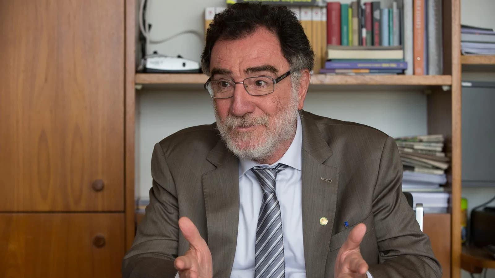 Patrus Ananias gesticula durante entrevista em seu gabinete