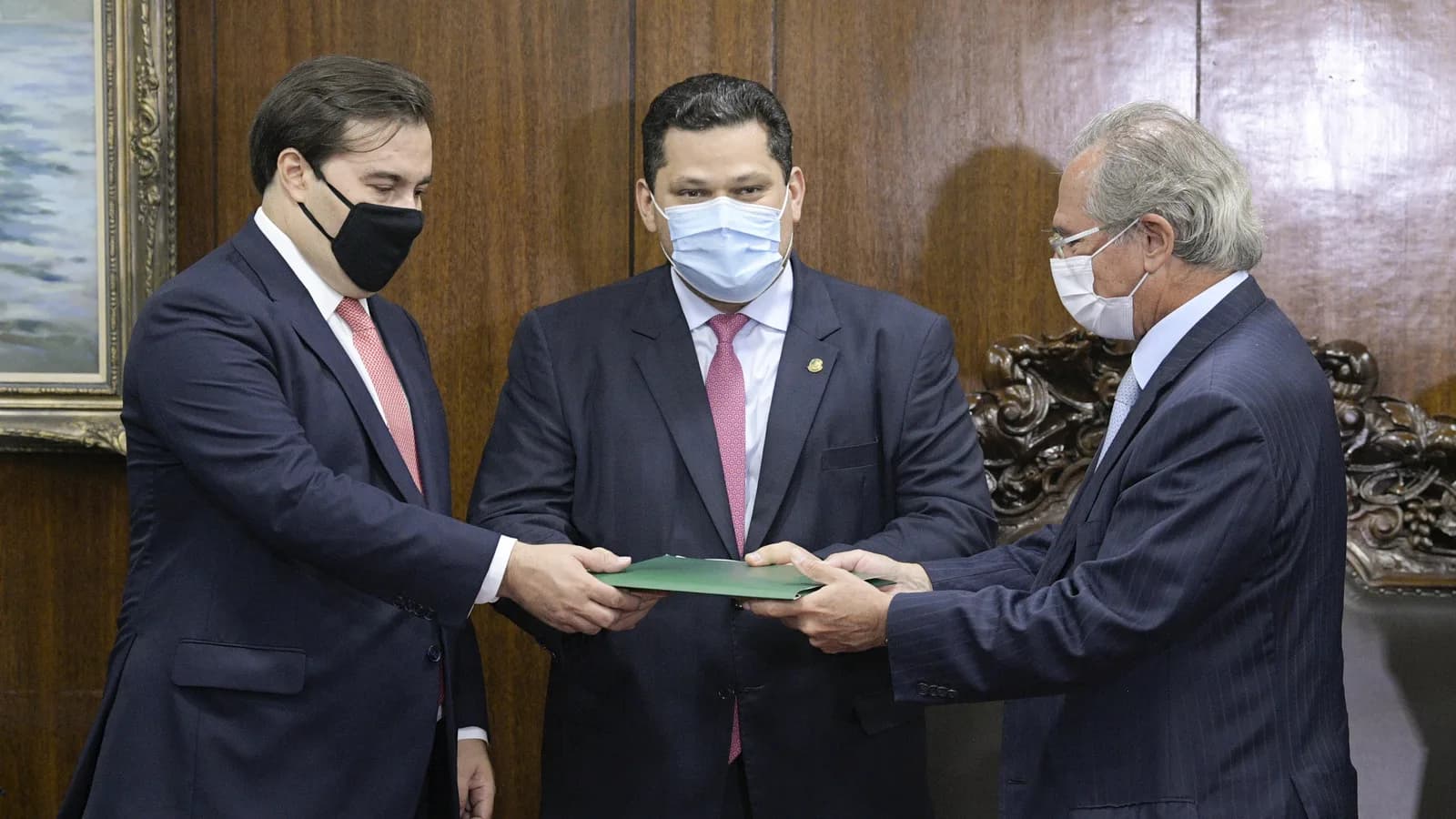 Davi Alcolumbre, presidente do Congresso, ao lado de Rodrigo Maia e Paulo Guedes em cerimônia no Senado (foto de arquivo)