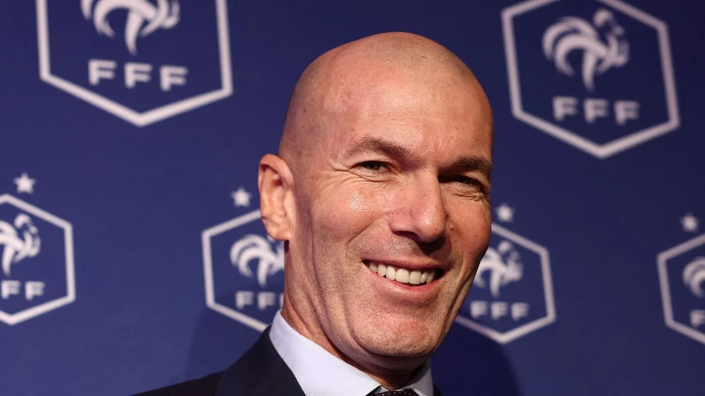 Zinédine Zidane sorri em evento oficial da federação francesa de futebol