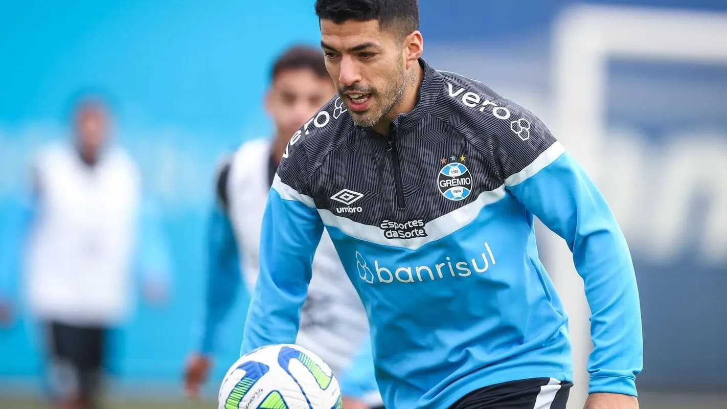 Jogador do Grêmio durante treino com a camisa do clube