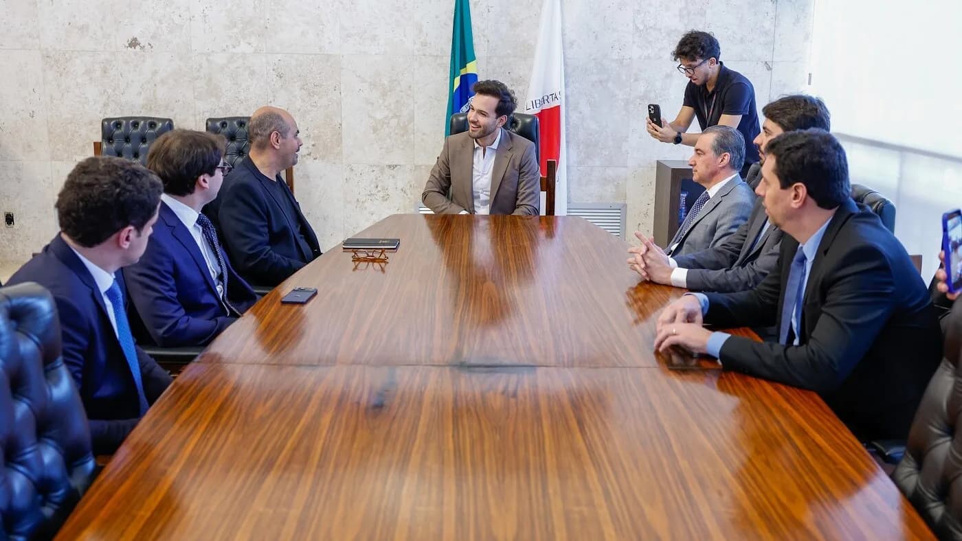 Governador Mateus Simões em reunião no Salão Nobre da Assembleia Legislativa de Minas Gerais