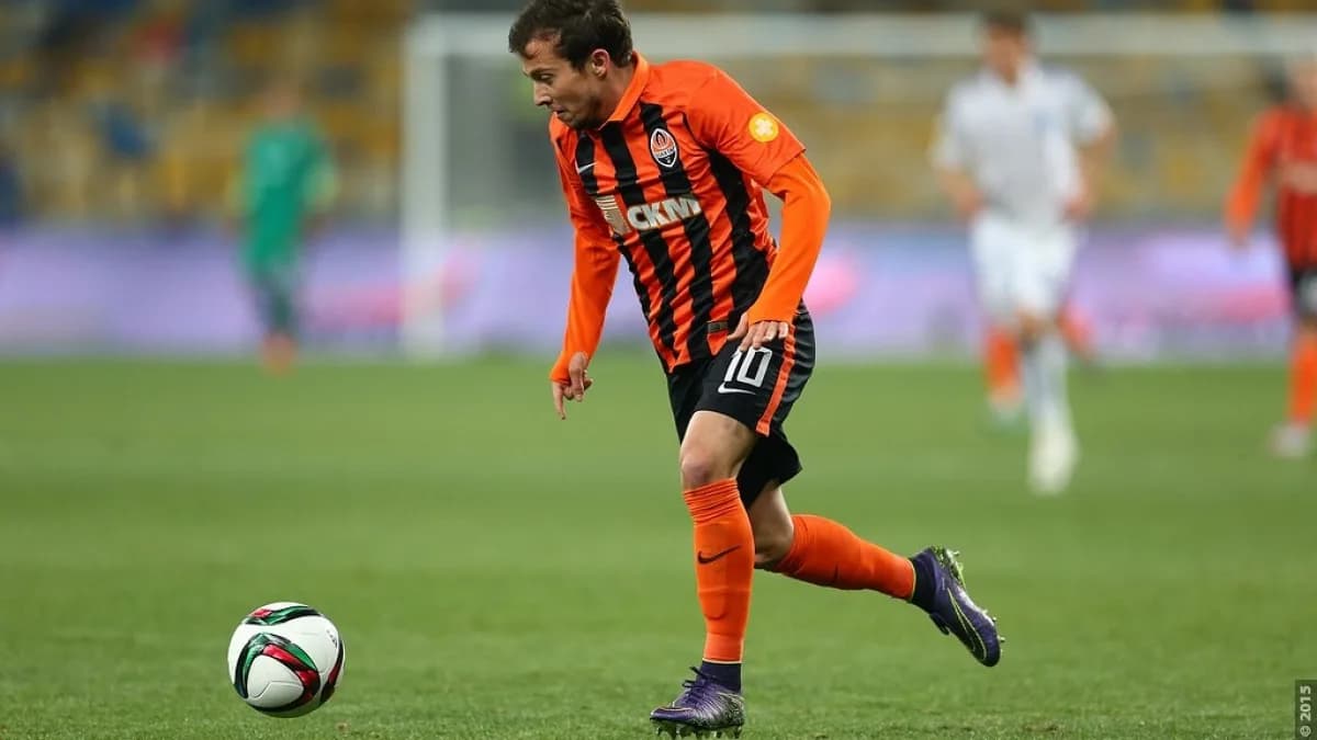Bernard, meio-campista brasileiro, conduz a bola em campo durante partida pelo Shakhtar Donetsk (foto de arquivo, 2015)