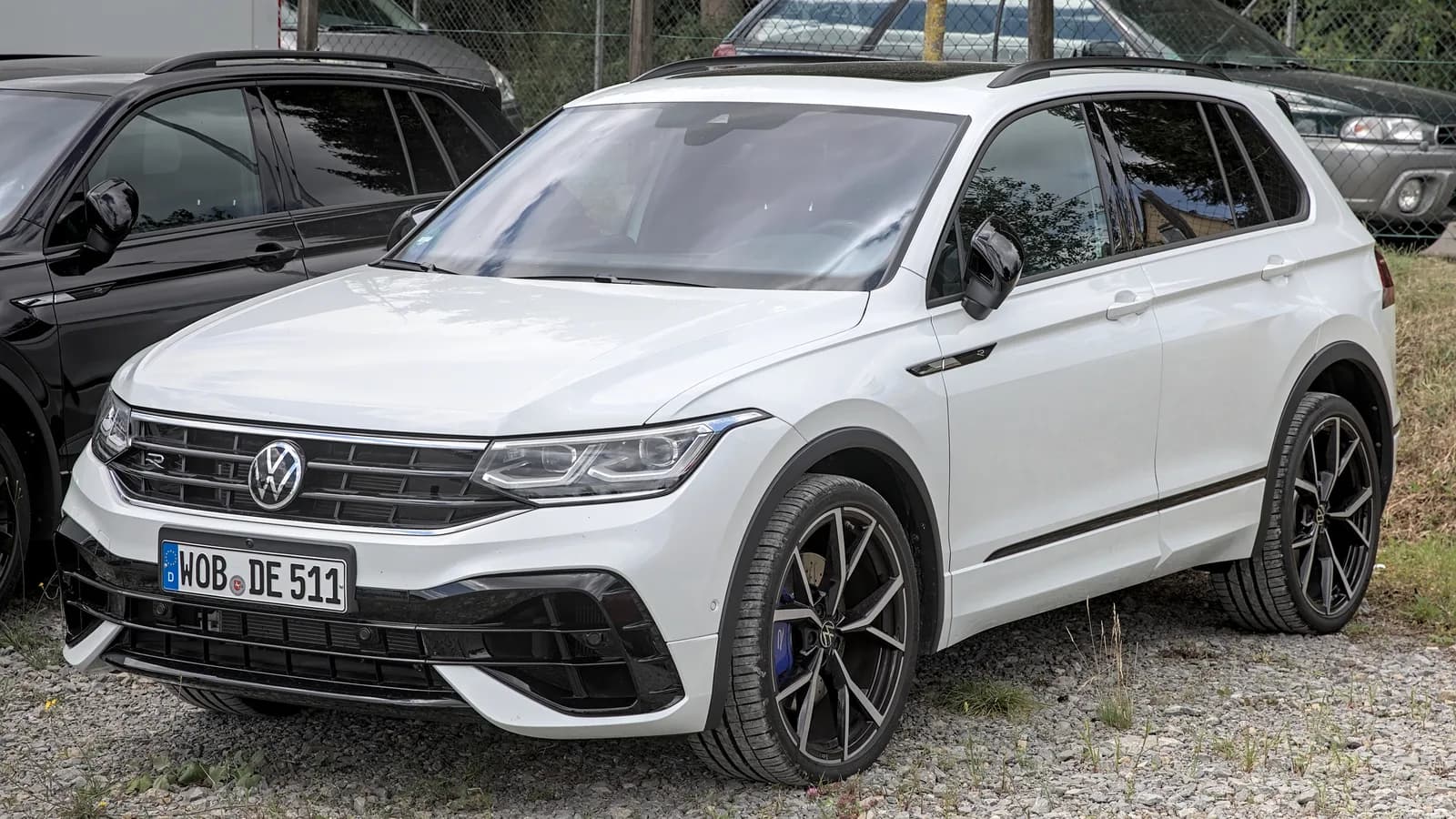 Volkswagen Tiguan R branco fotografado em estacionamento, modelo incluído no recall global