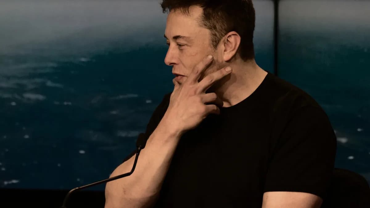 Elon Musk gesticula durante entrevista