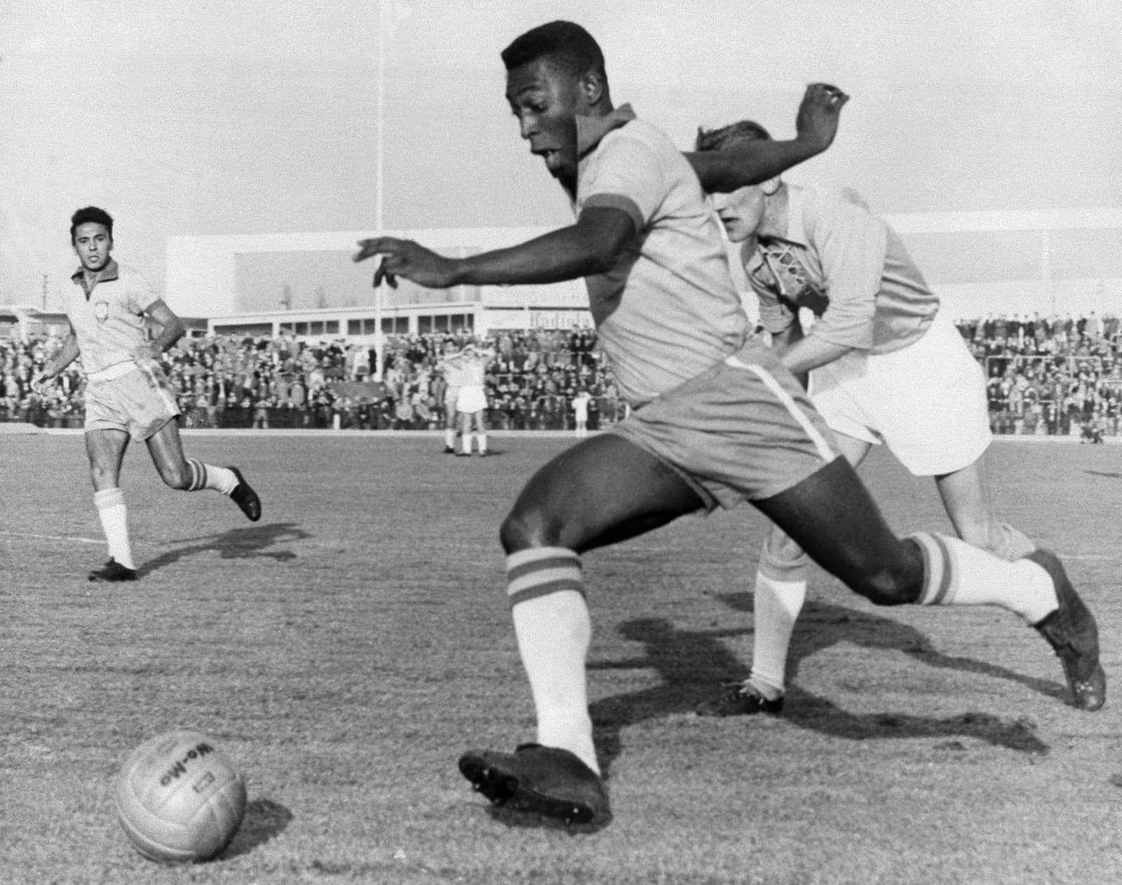 Pelé com a camisa da seleção brasileira em foto de 1960, um ano depois do gol da Rua Javari