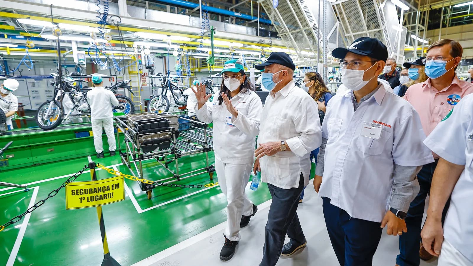 Lula, de máscara, caminha em fábrica durante visita a Manaus em 2022
