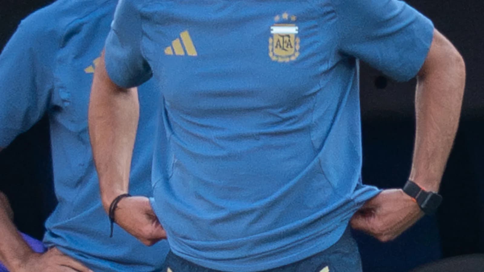 Lionel Scaloni observa o jogo à beira do campo durante a final da Copa do Mundo de 2026 contra a Espanha