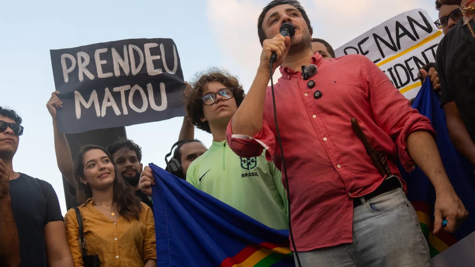 Renan Santos discursa ao microfone em ato de campanha no Marco Zero, no Recife