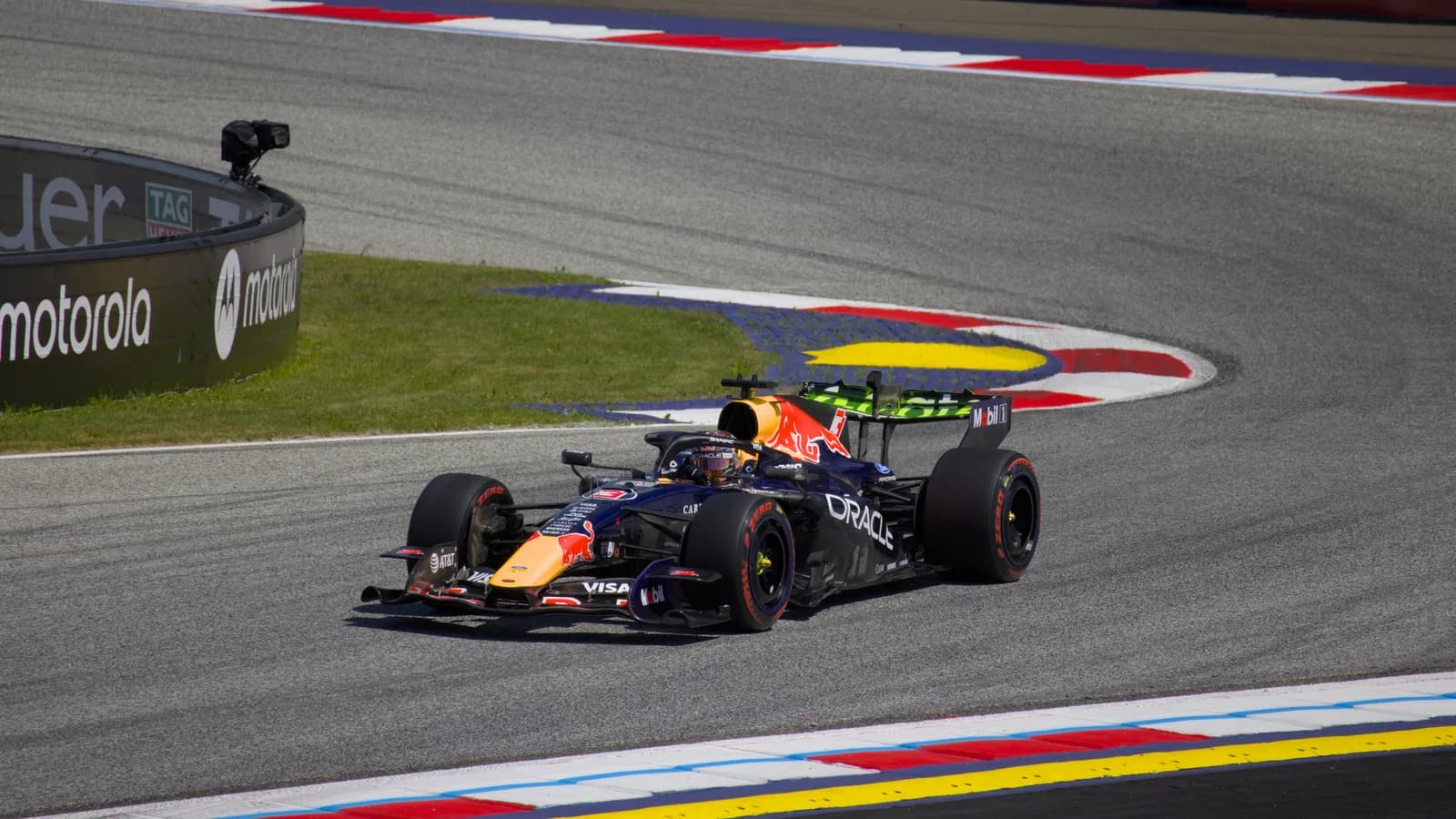 Carro número 3 da Red Bull de Max Verstappen em pista durante corrida da temporada 2026 de Fórmula 1