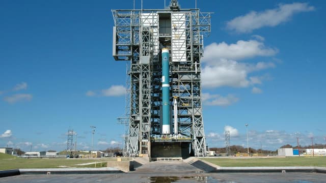 Foguete Delta II com o telescópio Swift sendo montado na plataforma de lançamento em Cabo Canaveral