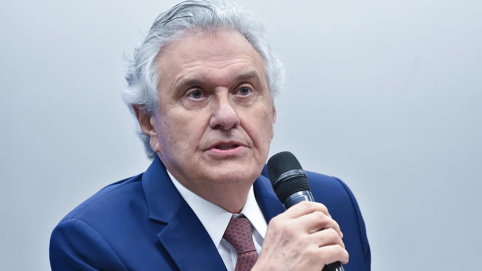 Ronaldo Caiado fala a jornalistas durante agenda de campanha