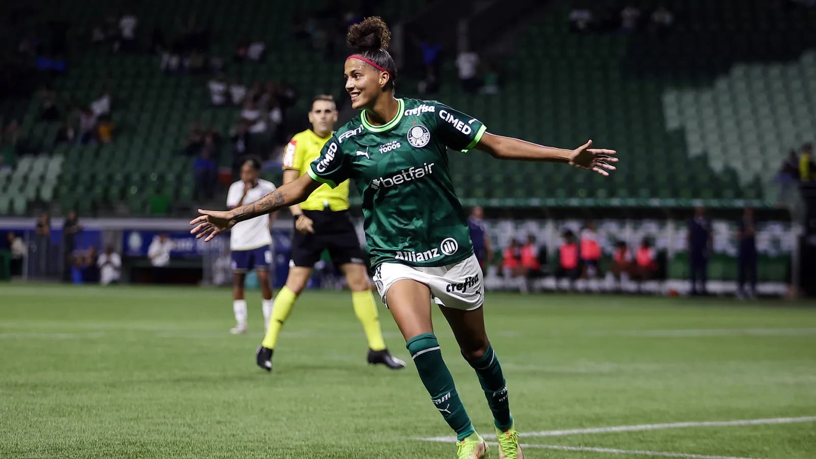 Jogadora do Palmeiras comemora gol em partida do time feminino