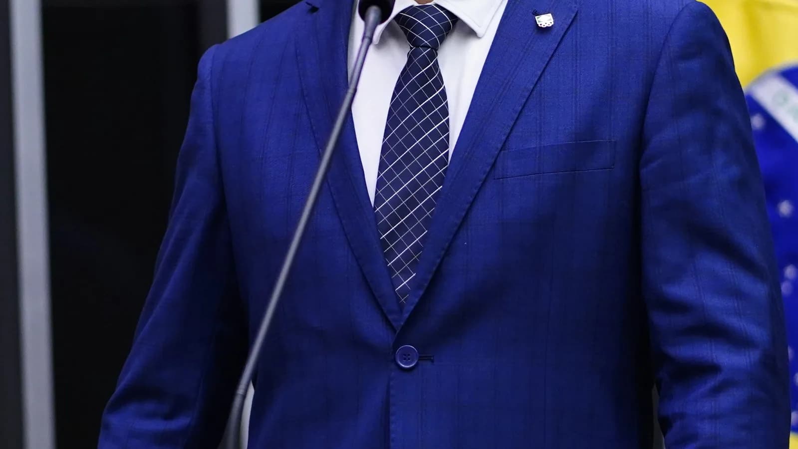 Deltan Dallagnol em discurso no plenário da Câmara dos Deputados, de terno azul