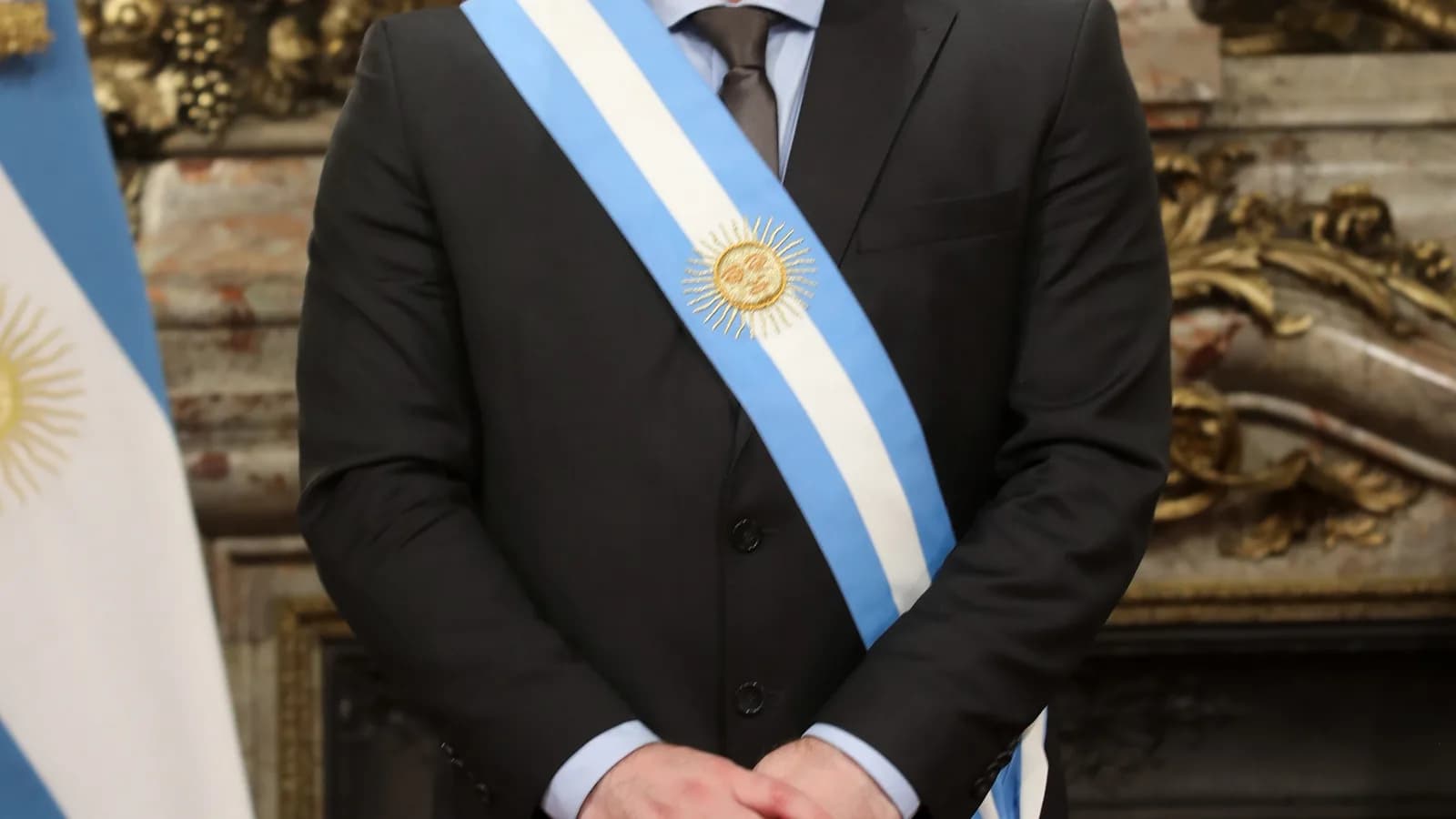 Javier Milei, com faixa presidencial, em pé no Salão Branco da Casa Rosada