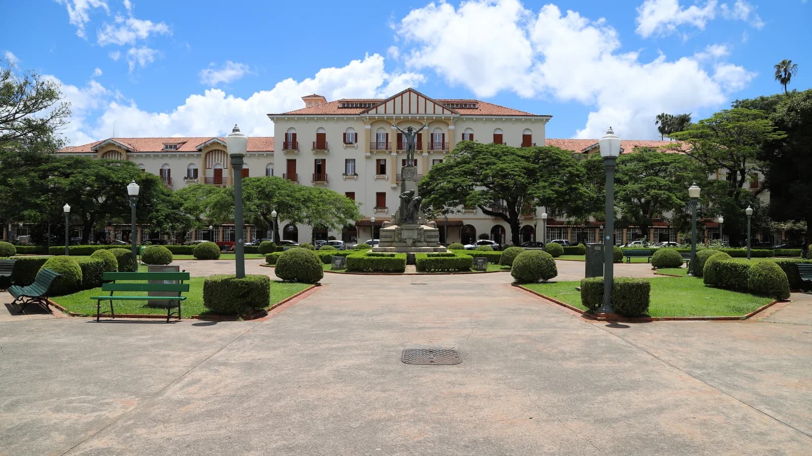 Praça central de Poços de Caldas (MG), cidade próxima aos projetos de mineração de terras raras (foto de arquivo)