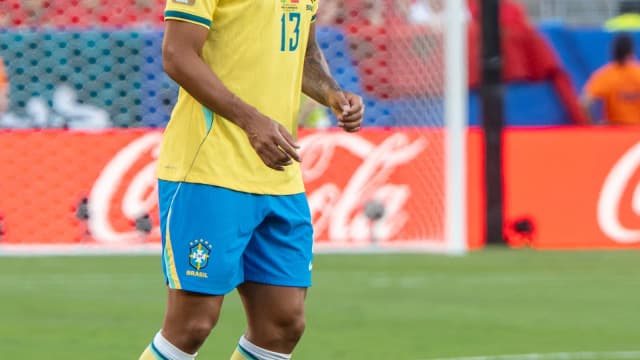 Danilo em campo com a camisa da Seleção Brasileira