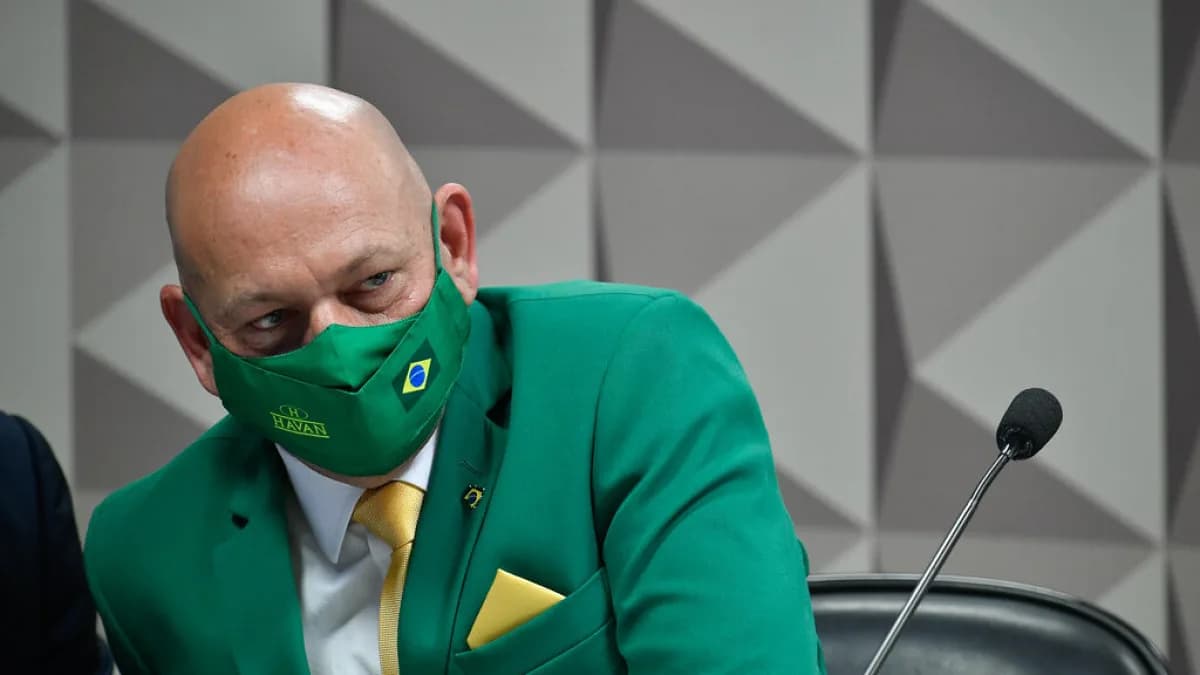 Luciano Hang usa máscara com a marca Havan durante depoimento no Senado