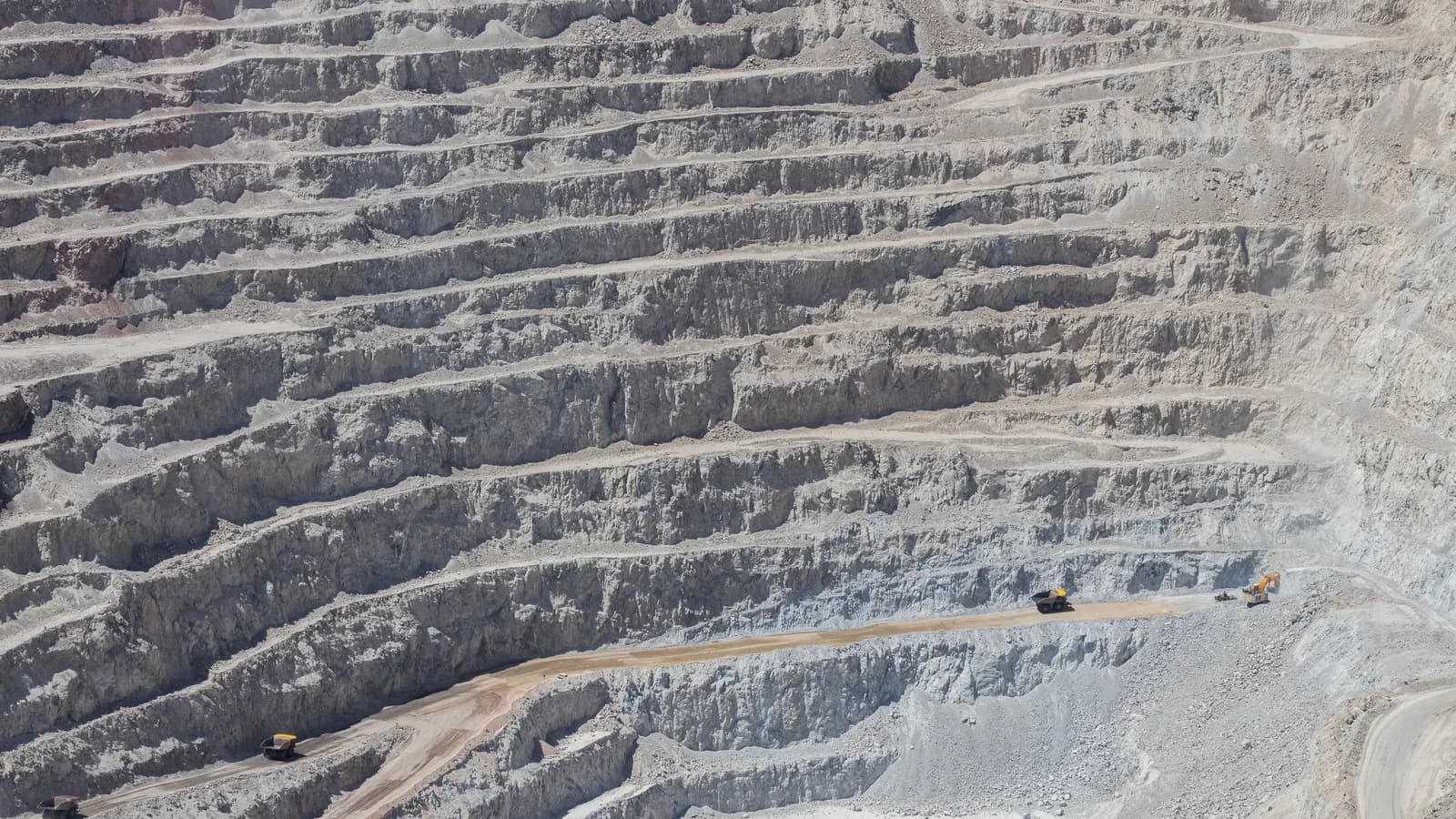Mina a céu aberto em terraços, imagem ilustrativa de mineração (não é o projeto Caldeira)