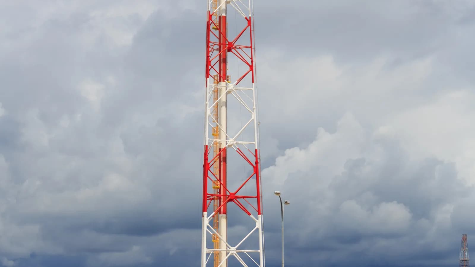 Tocha de queima de gás (flare) em instalação de petróleo e gás, imagem ilustrativa da prática de queima sem aproveitamento comercial