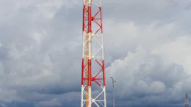 Tocha de queima de gás (flare) em instalação de petróleo e gás, imagem ilustrativa da prática de queima sem aproveitamento comercial