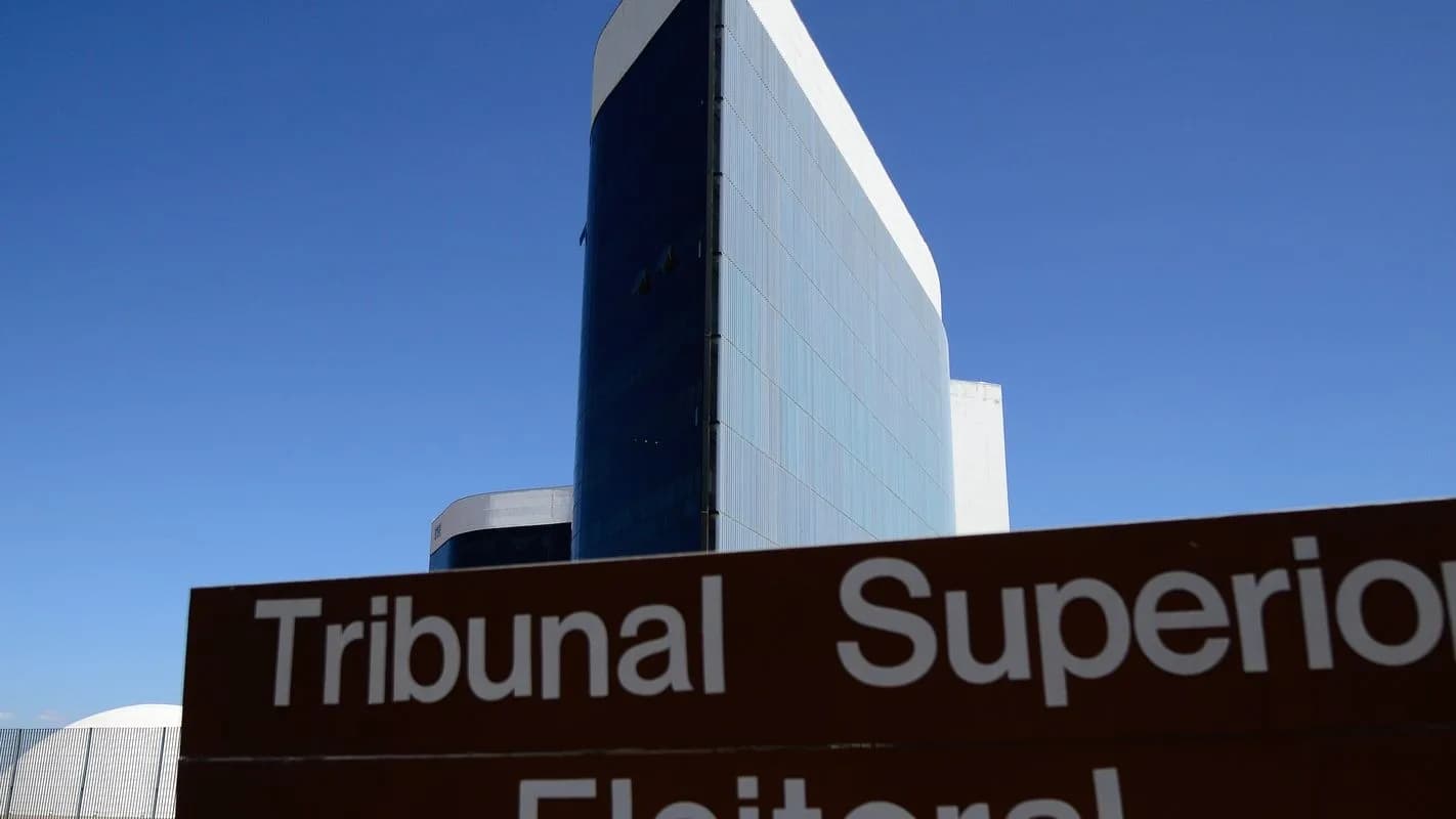 Fachada e placa de entrada do Tribunal Superior Eleitoral (TSE), em Brasília