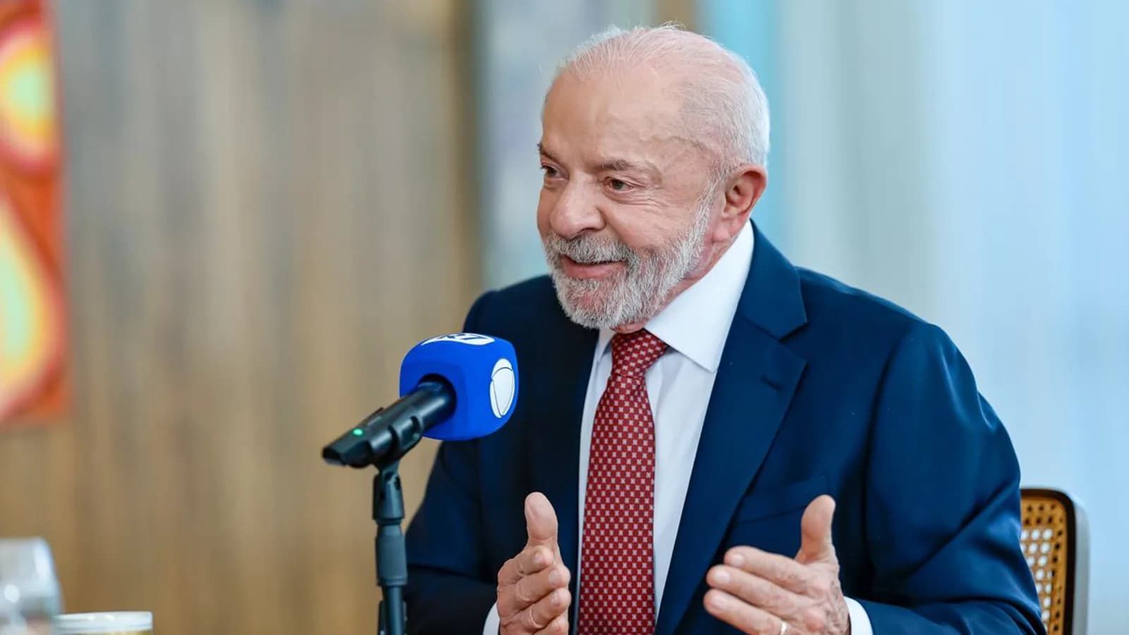 O presidente Lula gesticula durante entrevista à TV Record, no Palácio da Alvorada, em agosto de 2026