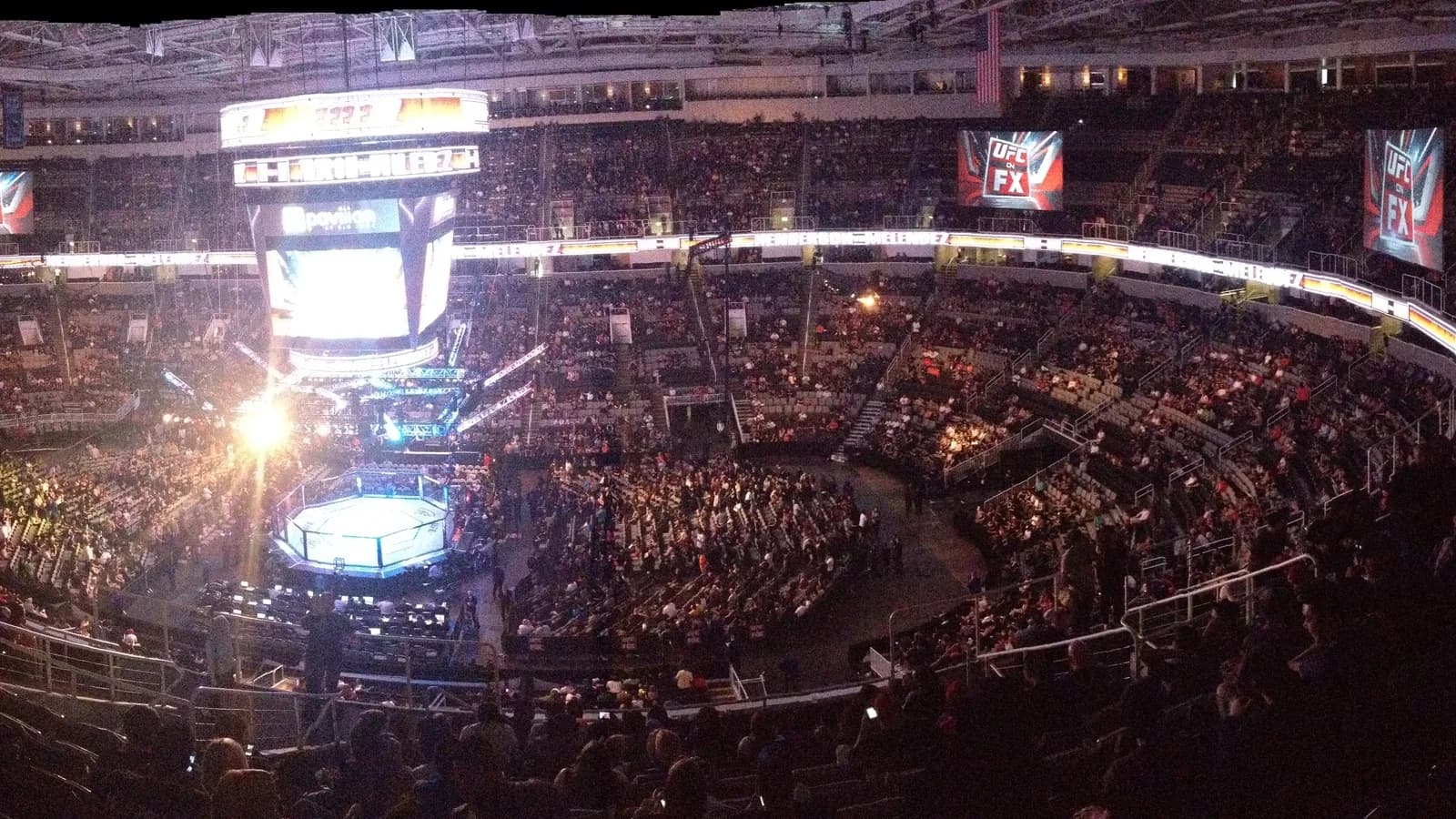 Arena lotada durante evento do UFC (foto de arquivo)