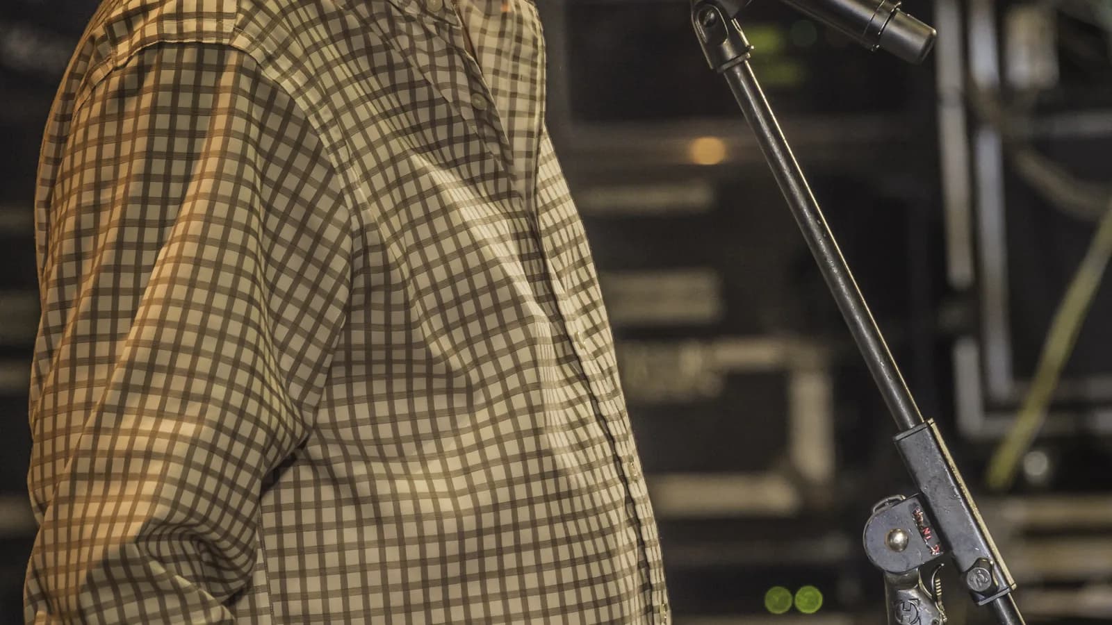 Zeca Pagodinho se apresenta ao microfone em show