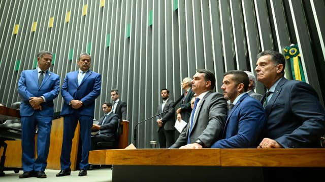 Grupo de parlamentares, entre eles Flávio Bolsonaro, reunido no plenário do Congresso Nacional