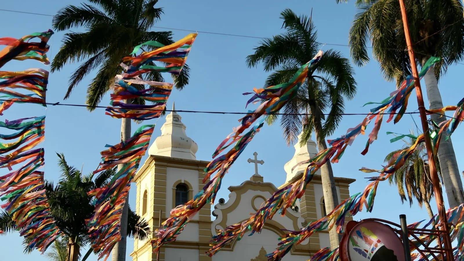 Igreja matriz de Montes Claros (MG), decorada para as Festas de Agosto (foto de arquivo)