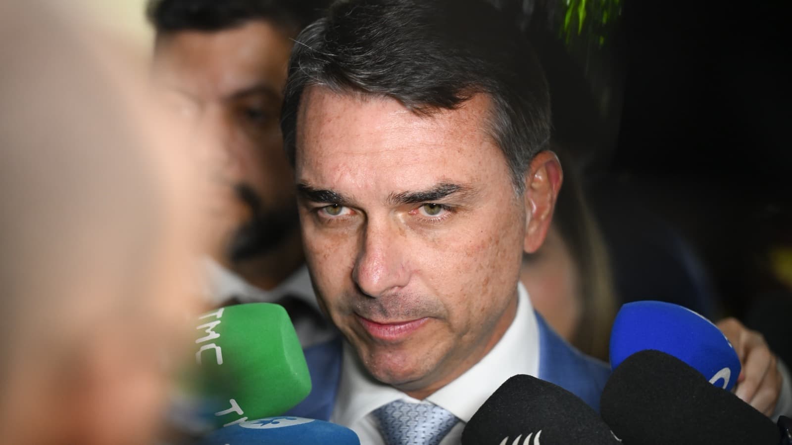Senador Flávio Bolsonaro concede entrevista a jornalistas no Congresso Nacional