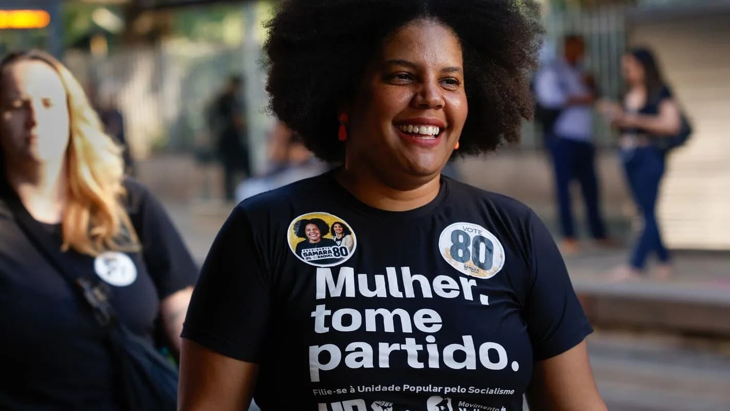Samara Martins, candidata da Unidade Popular, em ato de campanha vestindo camiseta com os dizeres 'Mulher, tome partido'