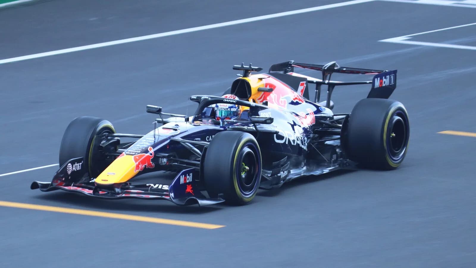 Carro da Red Bull de Max Verstappen em pista durante treino da Fórmula 1 em 2026