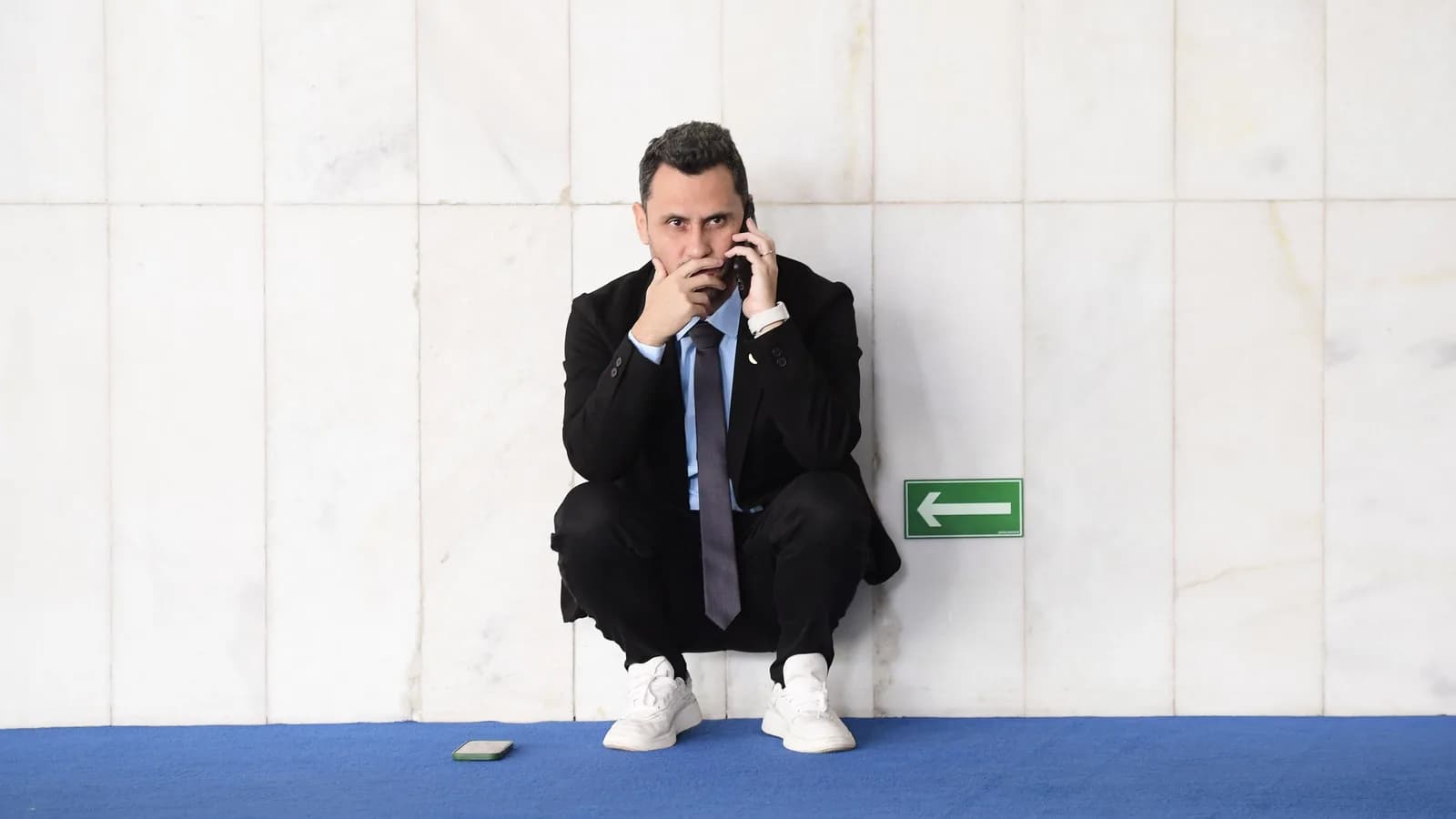 Cleitinho Azevedo fala ao telefone em imagem de arquivo no Senado