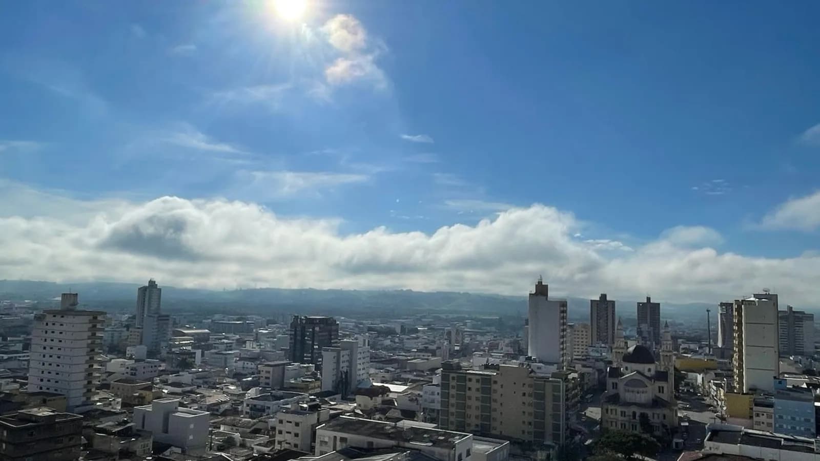 Vista aérea da cidade de Pouso Alegre, no Sul de Minas, sob céu ensolarado