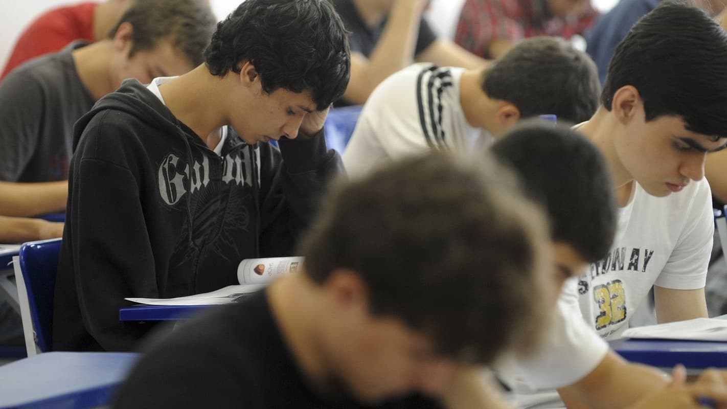 Estudantes fazem prova em sala de aula, em foto de arquivo