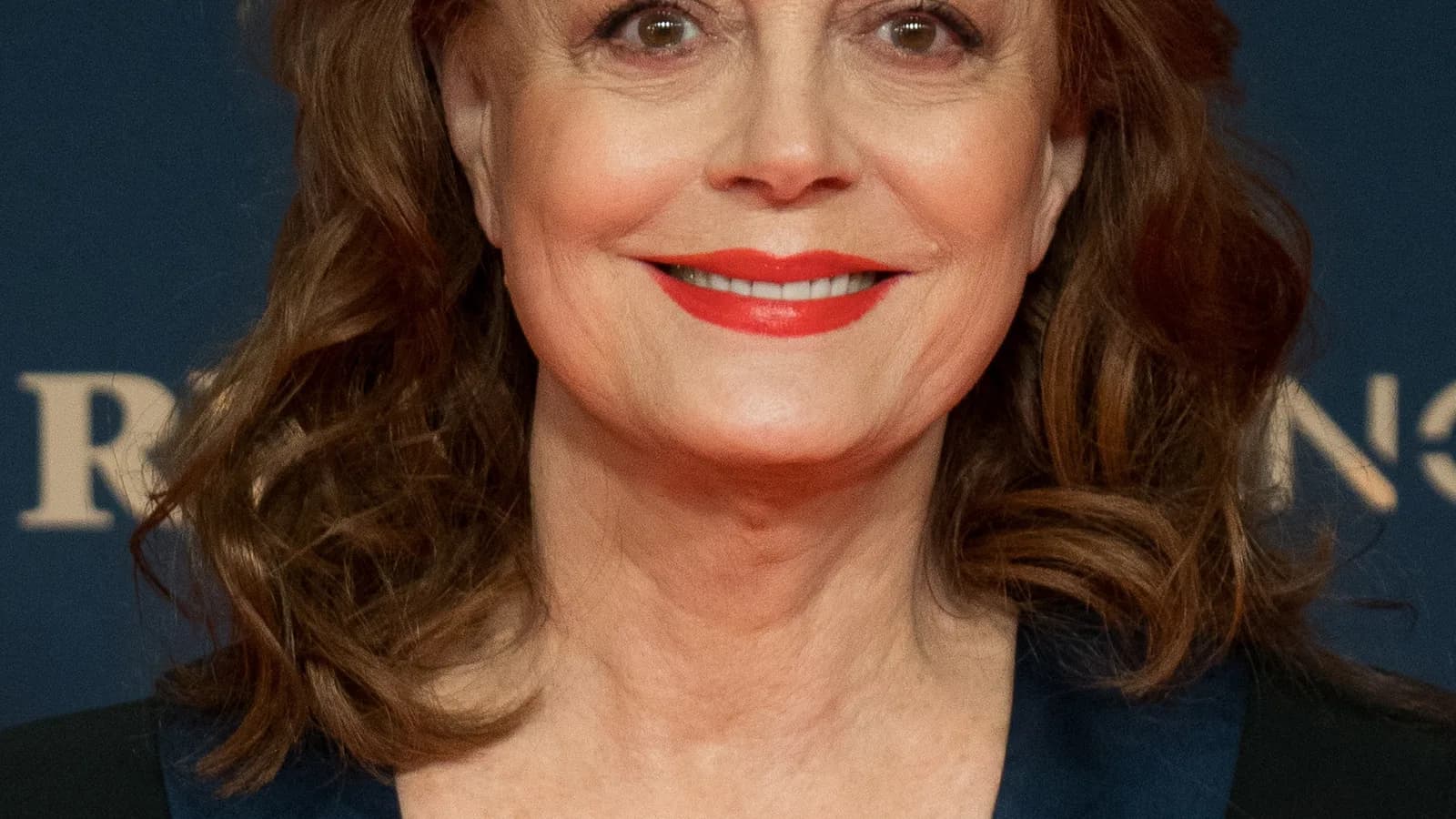 Susan Sarandon usa broche 'Free Palestine' em evento de premiação