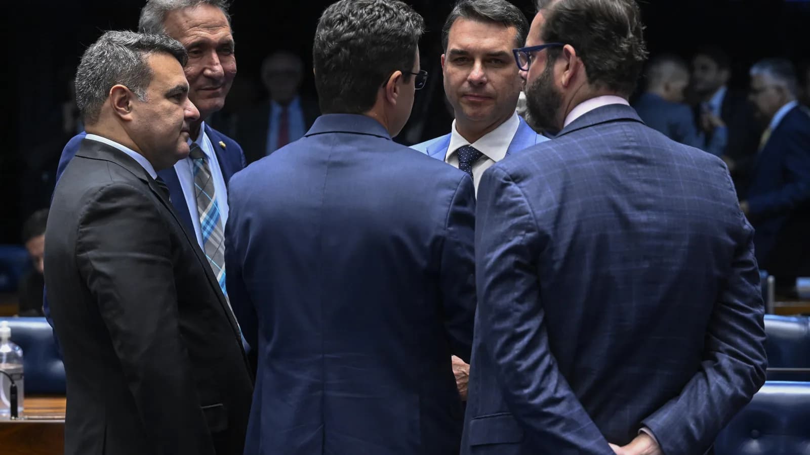 O senador Flávio Bolsonaro conversa com outros parlamentares no plenário do Senado
