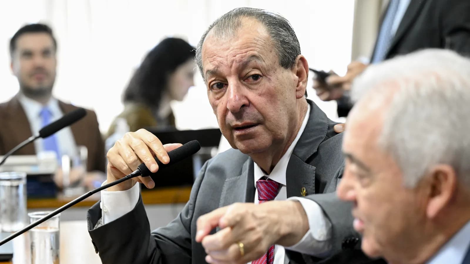 Senador discursa segurando microfone durante reunião da Comissão de Constituição, Justiça e Cidadania do Senado