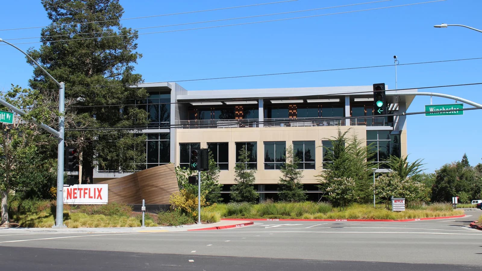 Fachada da sede da Netflix em Los Gatos, Califórnia, com logotipo da empresa