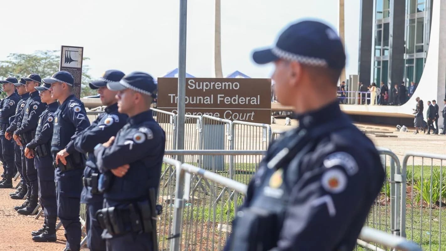 Policiais fazem segurança em frente à sede do Supremo Tribunal Federal, em Brasília, durante sessão que discutiu investigar o ministro Alexandre de Moraes
