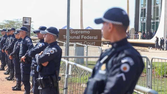 Policiais fazem segurança em frente à sede do Supremo Tribunal Federal, em Brasília, durante sessão que discutiu investigar o ministro Alexandre de Moraes