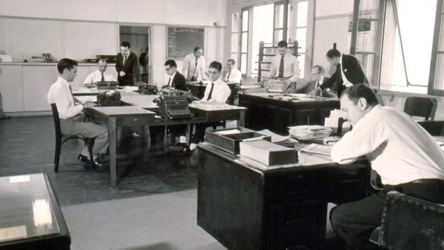 Microfone antigo de rádio em estúdio de jornalismo, foto de contexto sobre a história do radiojornalismo